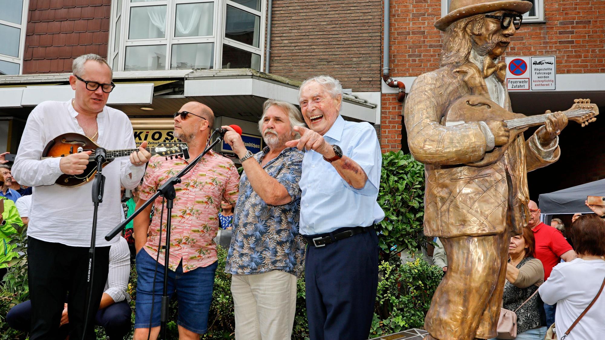 Ludwig Sebus, Tommy Engel, JP Weber und Kai Engel singen zusammen.