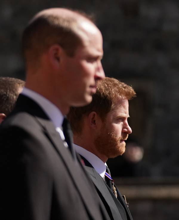 Prinz William (l) und sein Bruder Prinz Harry nehmen an dem Trauermarsch auf Schloss Windsor teil.