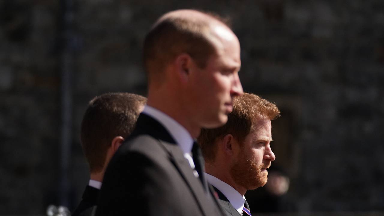 Prinz William (l) und sein Bruder Prinz Harry nehmen an dem Trauermarsch auf Schloss Windsor teil.