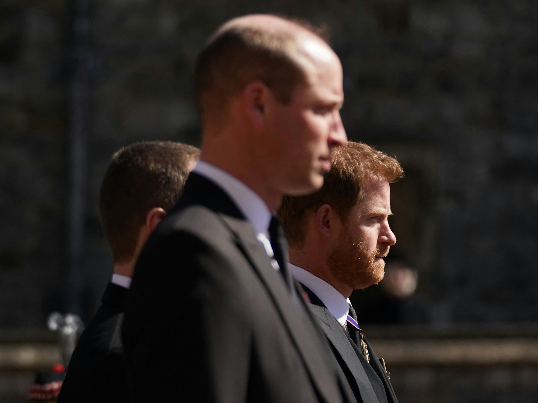 Prinz William (l) und sein Bruder Prinz Harry nehmen an dem Trauermarsch auf Schloss Windsor teil.