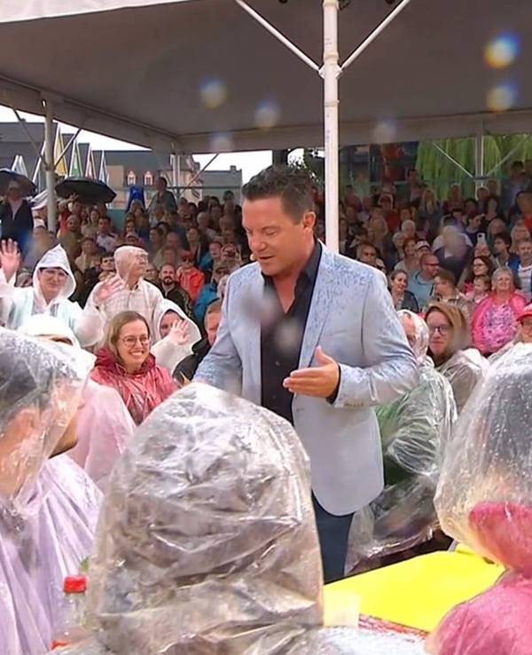 Stefan Mross moderiert "Immer wieder sonntags" am 18. August erneut im Regen.