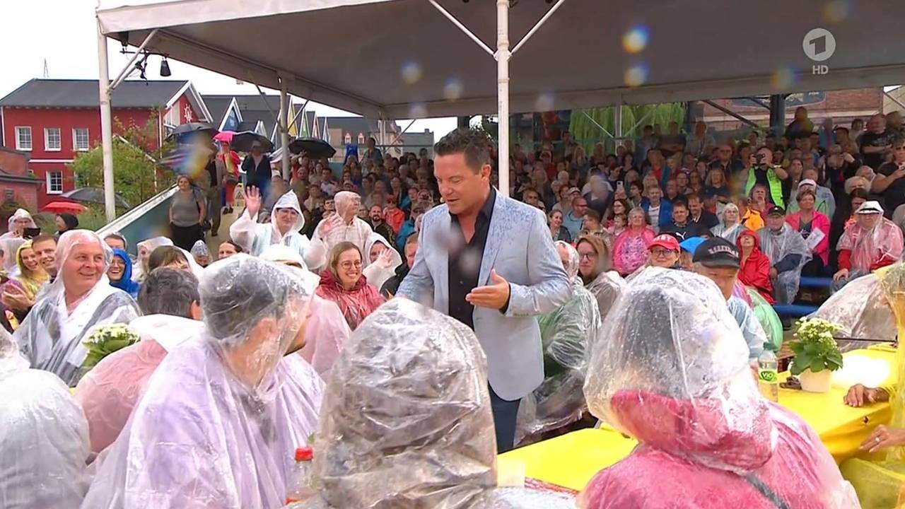 Stefan Mross moderiert "Immer wieder sonntags" am 18. August erneut im Regen.