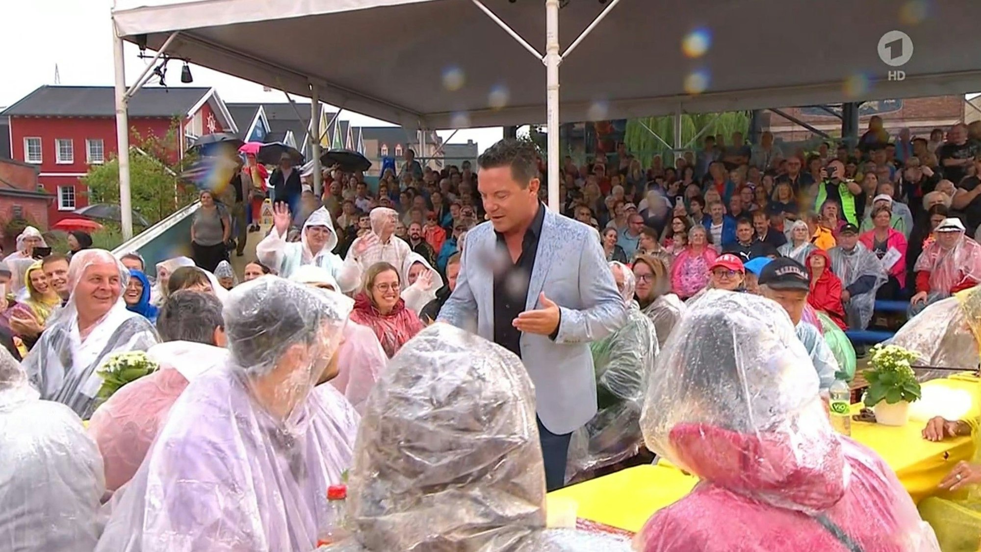 Stefan Mross moderiert "Immer wieder sonntags" am 18. August erneut im Regen.