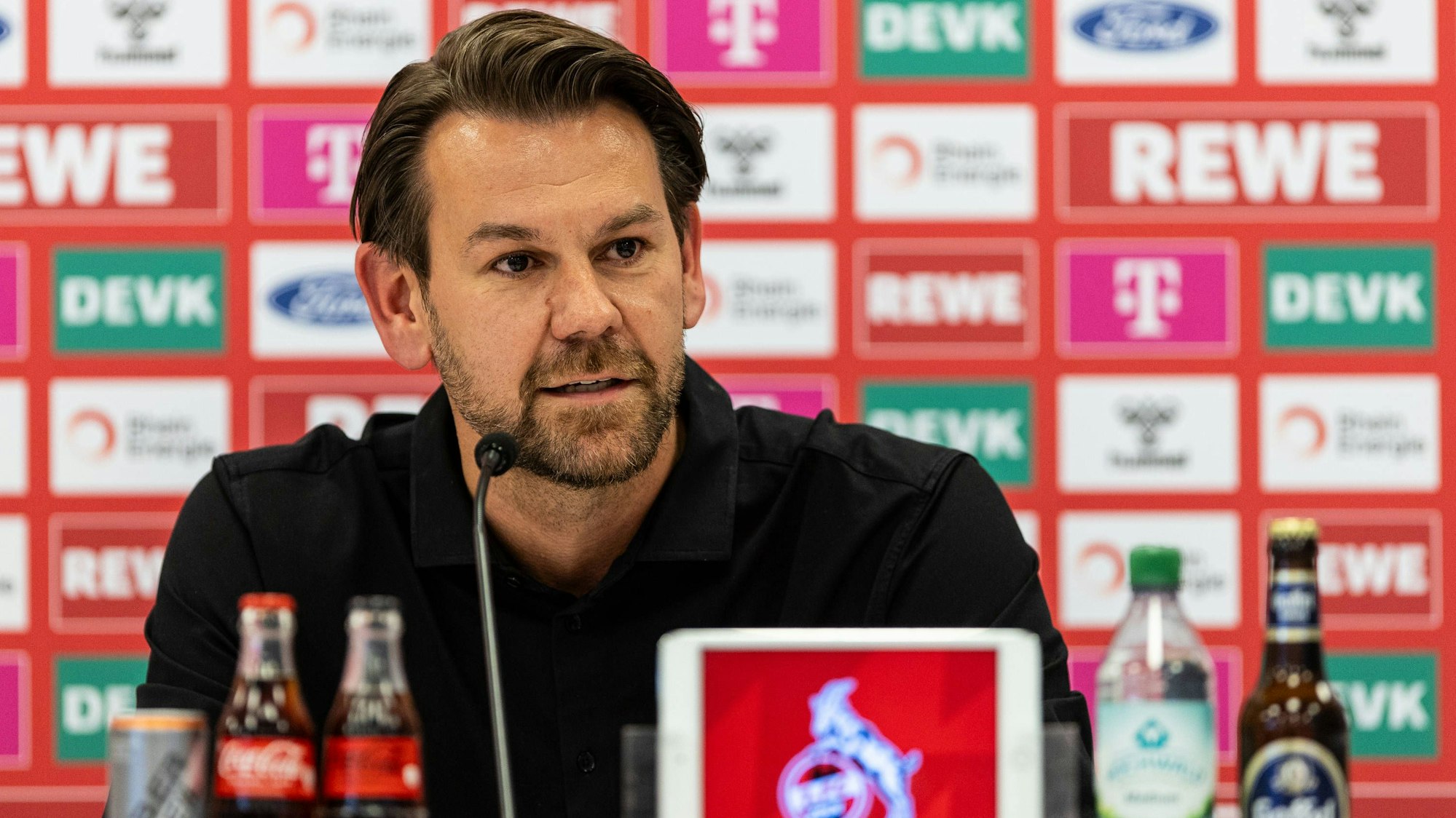 Thomas Kessler bei einer Pressekonferenz des 1. FC Köln.