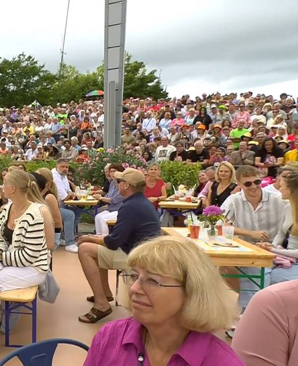 Andrea Kiewel begrüßt das Publikum am 18. August im ZDF-Fernsehgarten.