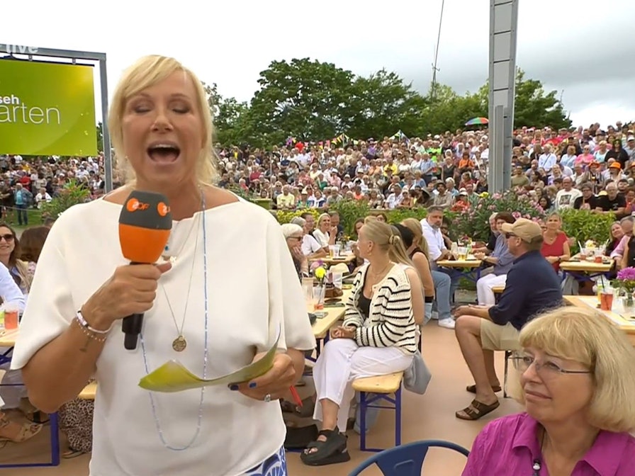 Andrea Kiewel begrüßt das Publikum am 18. August im ZDF-Fernsehgarten.