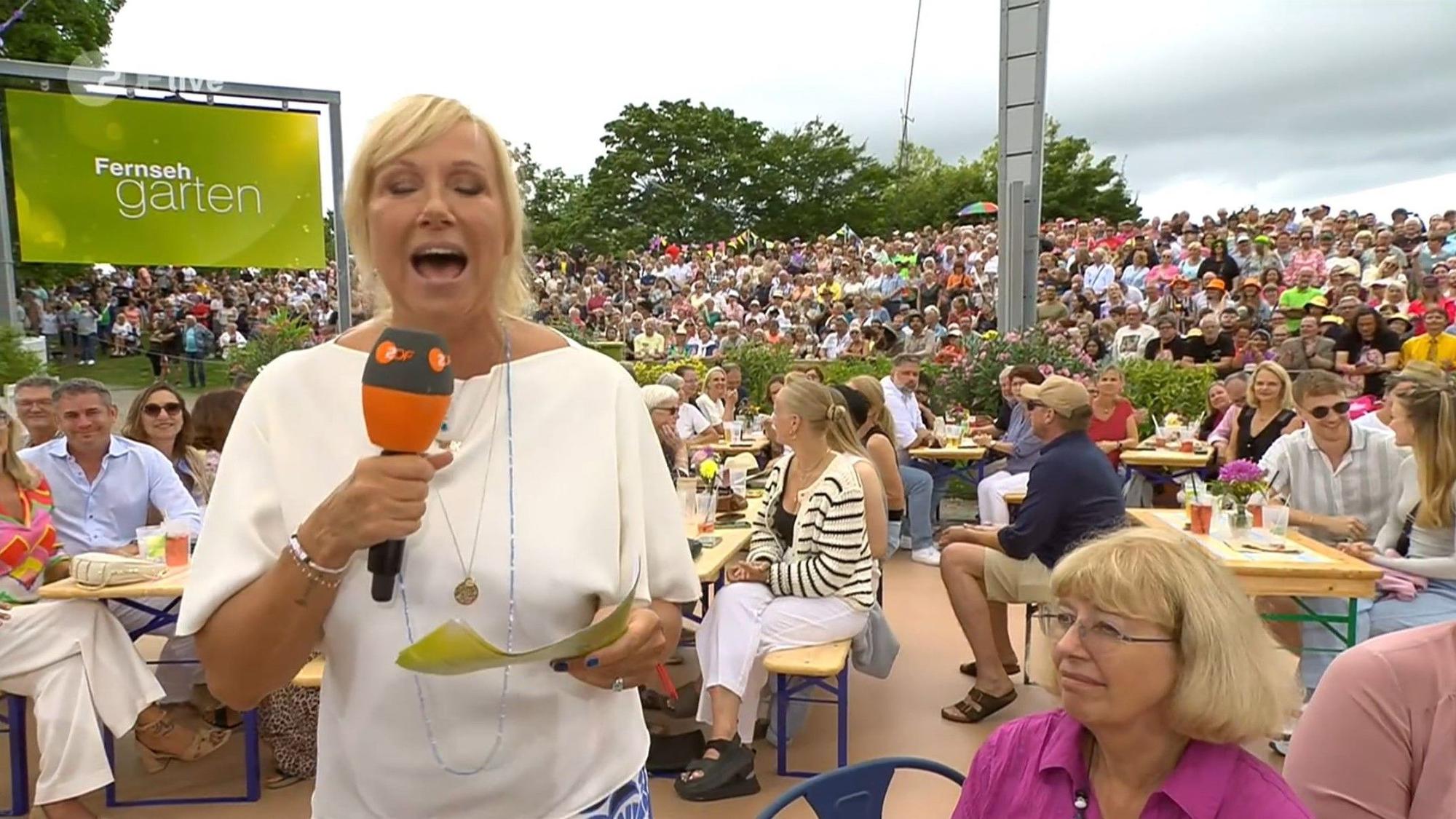 Andrea Kiewel begrüßt das Publikum am 18. August im ZDF-Fernsehgarten.