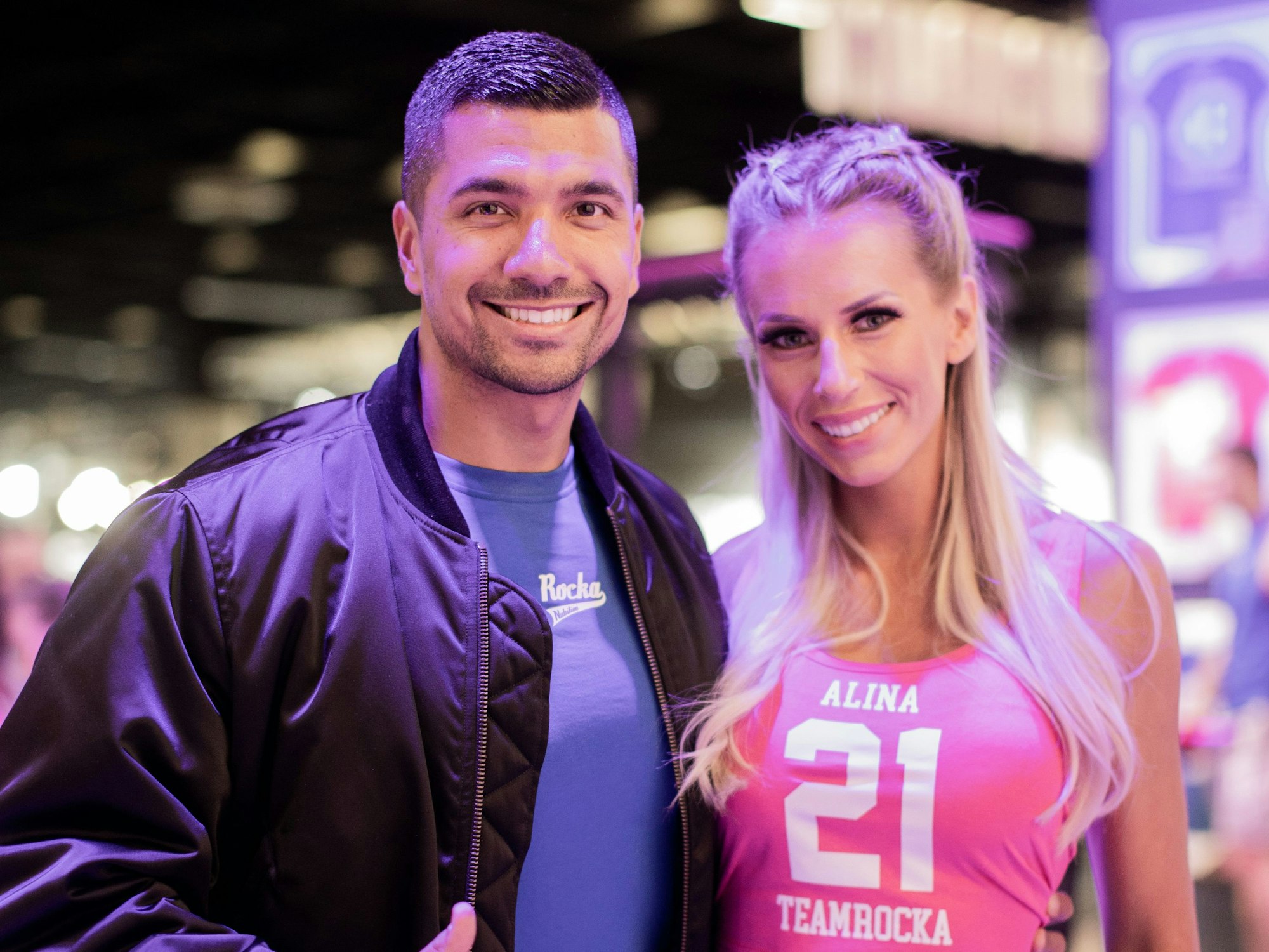 Julian Zietlow, Gründer und Chef von Rocka und BumBum, und seine Frau Alina Schulte im Hoff, Influencerin, stehen auf ihrem Messestand auf der Fitnessmesse Fibo.