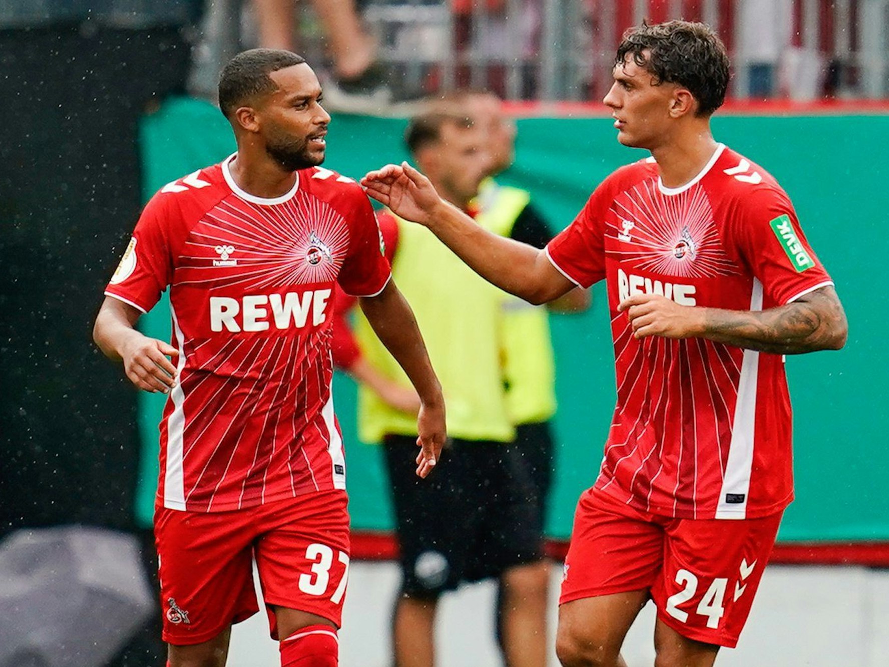Kölns Torschütze Linton Maina (l) jubelt mit Kölns Julian Pauli über das Tor zum 2:0.