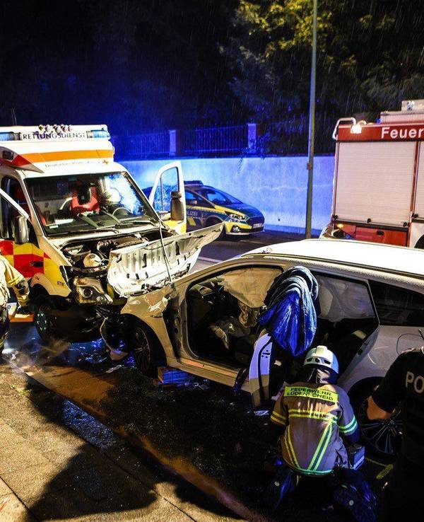 Bei einem Frontalzusammenstoß zwischen einem Rettungswagen und einem Auto sind in Lüdenscheid sechs Menschen verletzt worden.