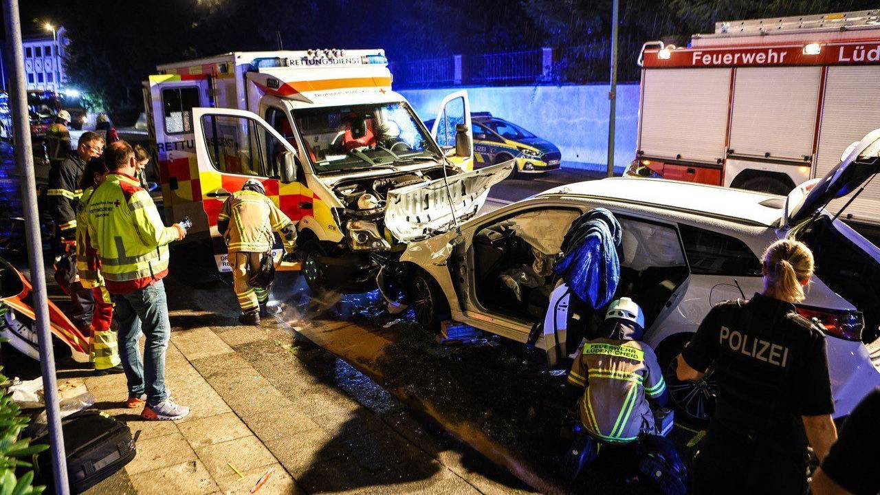 Bei einem Frontalzusammenstoß zwischen einem Rettungswagen und einem Auto sind in Lüdenscheid sechs Menschen verletzt worden.