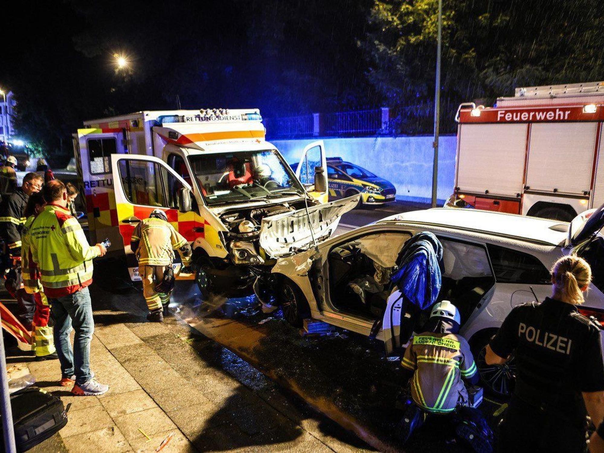 Bei einem Frontalzusammenstoß zwischen einem Rettungswagen und einem Auto sind in Lüdenscheid sechs Menschen verletzt worden.