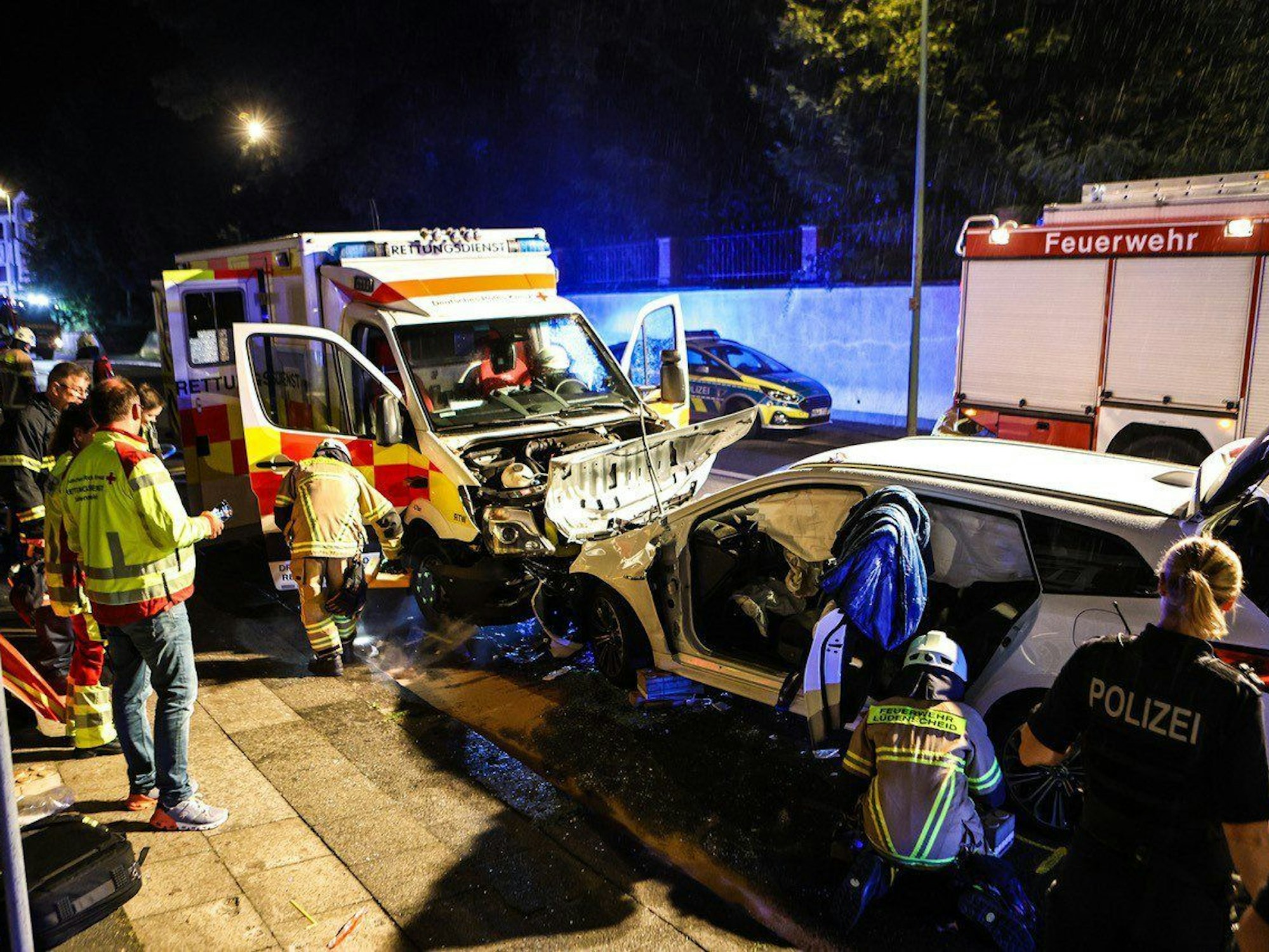 Bei einem Frontalzusammenstoß zwischen einem Rettungswagen und einem Auto sind in Lüdenscheid sechs Menschen verletzt worden.