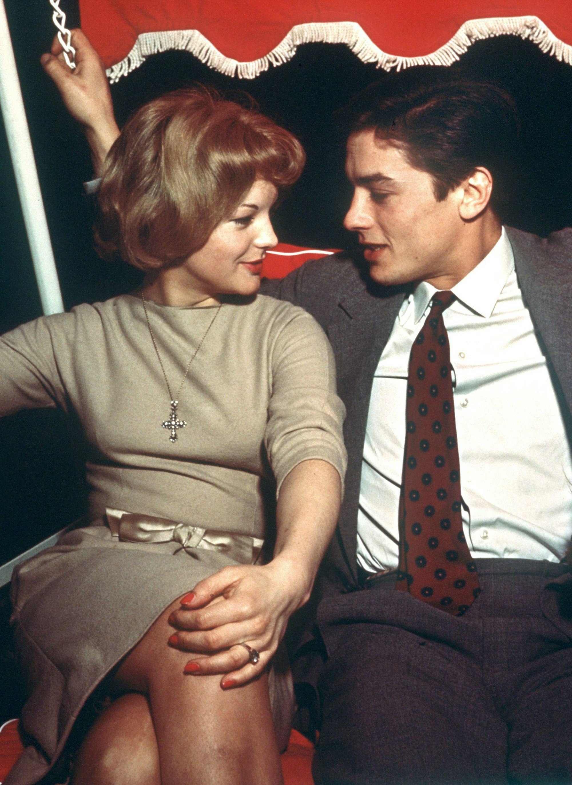 Romy Schneider sitzt auf diesem undatierten Foto neben ihrem damaligen Verlobten Alain Delon.