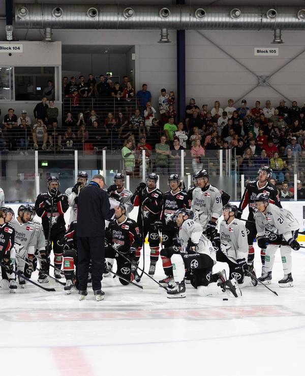 Die Profis der Kölner Haie, hier am 11. August 2024 beim öffentlichen Training, erlebten ein kurioses Ende des Testspiels in Innsbruck.