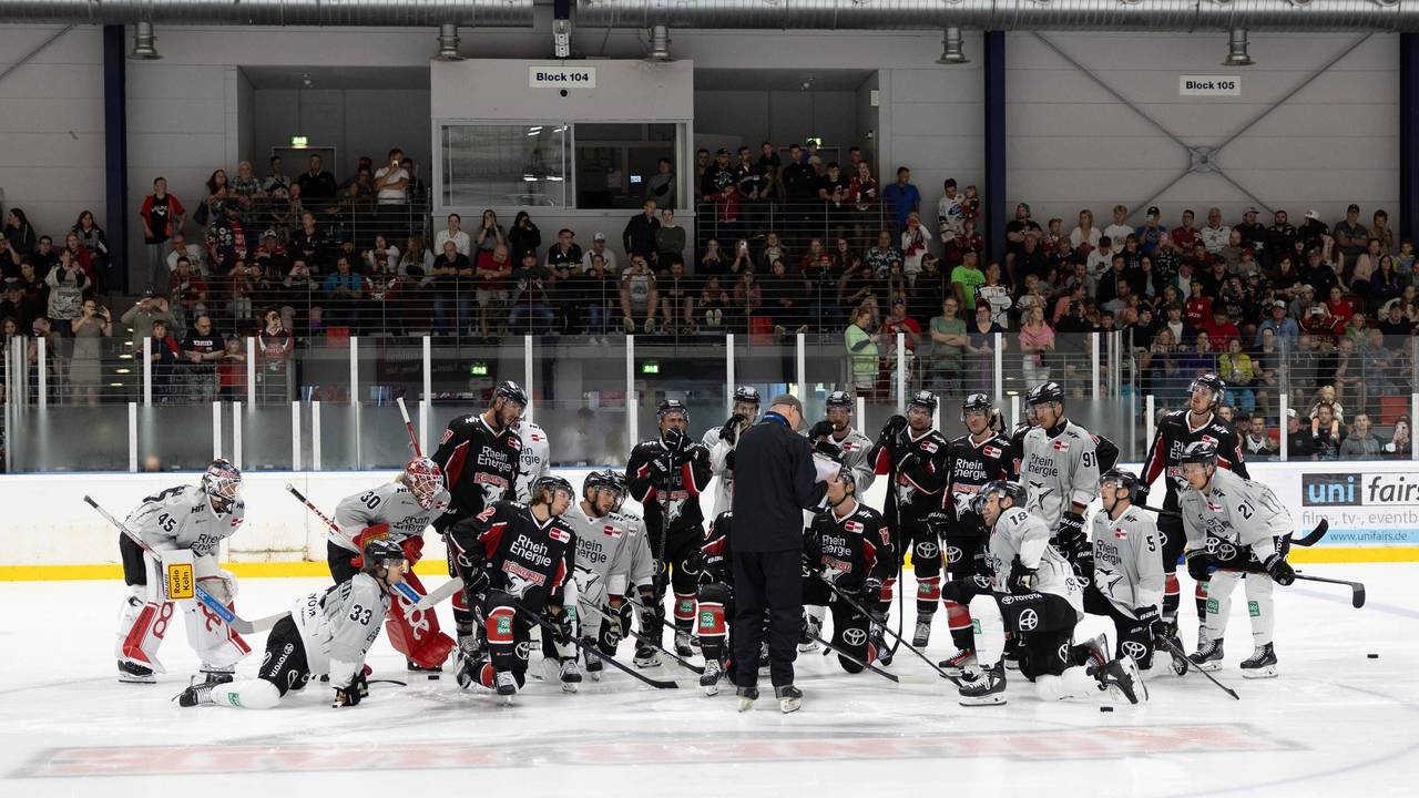 Die Profis der Kölner Haie, hier am 11. August 2024 beim öffentlichen Training, erlebten ein kurioses Ende des Testspiels in Innsbruck.