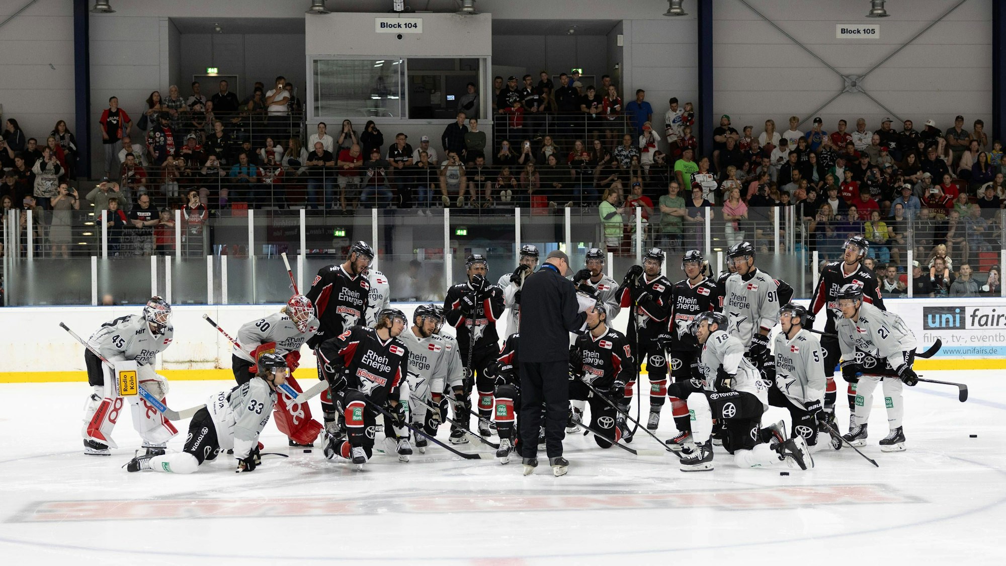 Die Profis der Kölner Haie, hier am 11. August 2024 beim öffentlichen Training, erlebten ein kurioses Ende des Testspiels in Innsbruck.