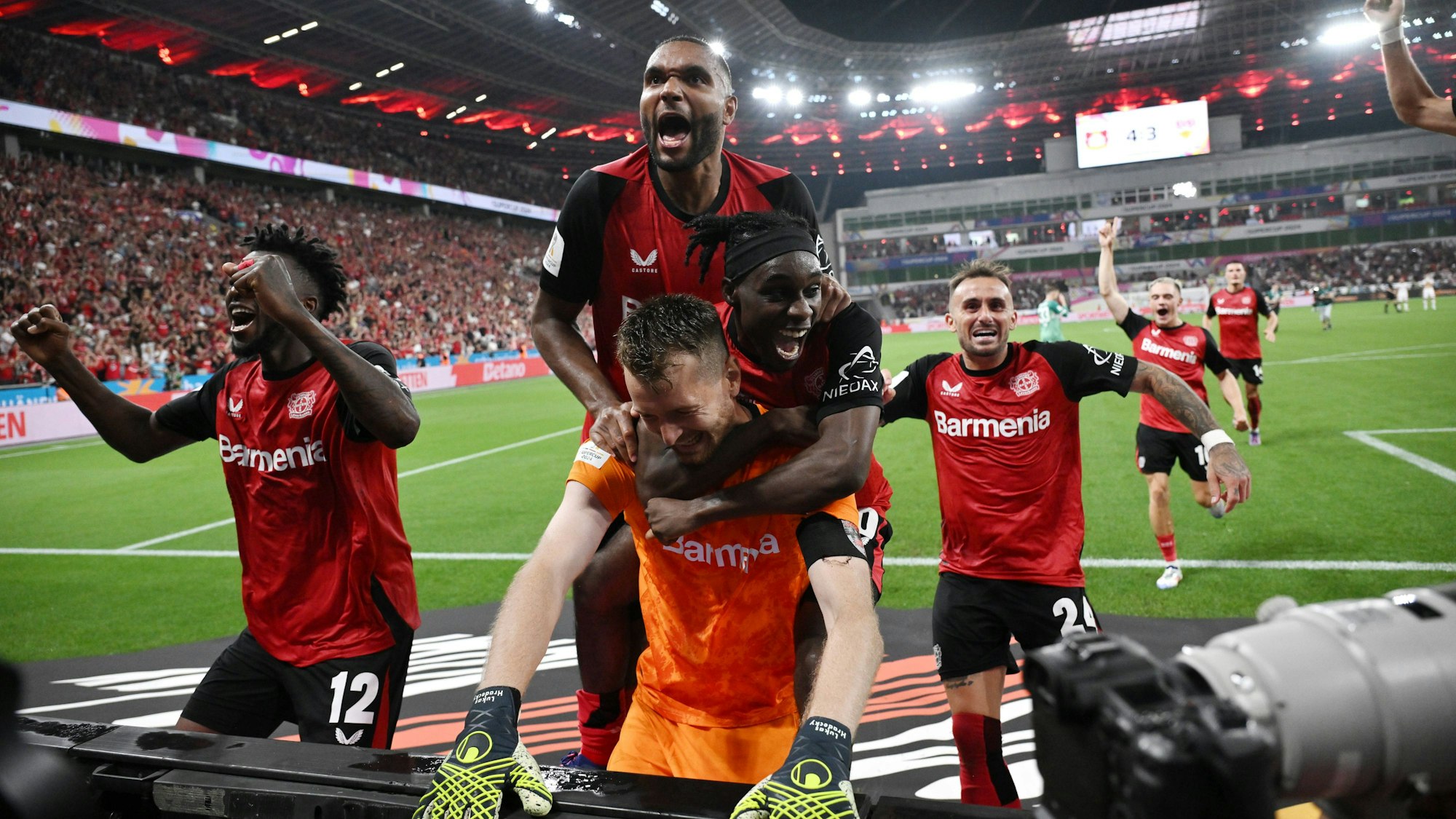 Edmond Tapsoba, Lukas Hradecky, Jeremie Frimpong, Jonathan Tah und Aleix Garcia bejubeln Bayer Leverkusens Supercup-Sieg über Stuttgart.