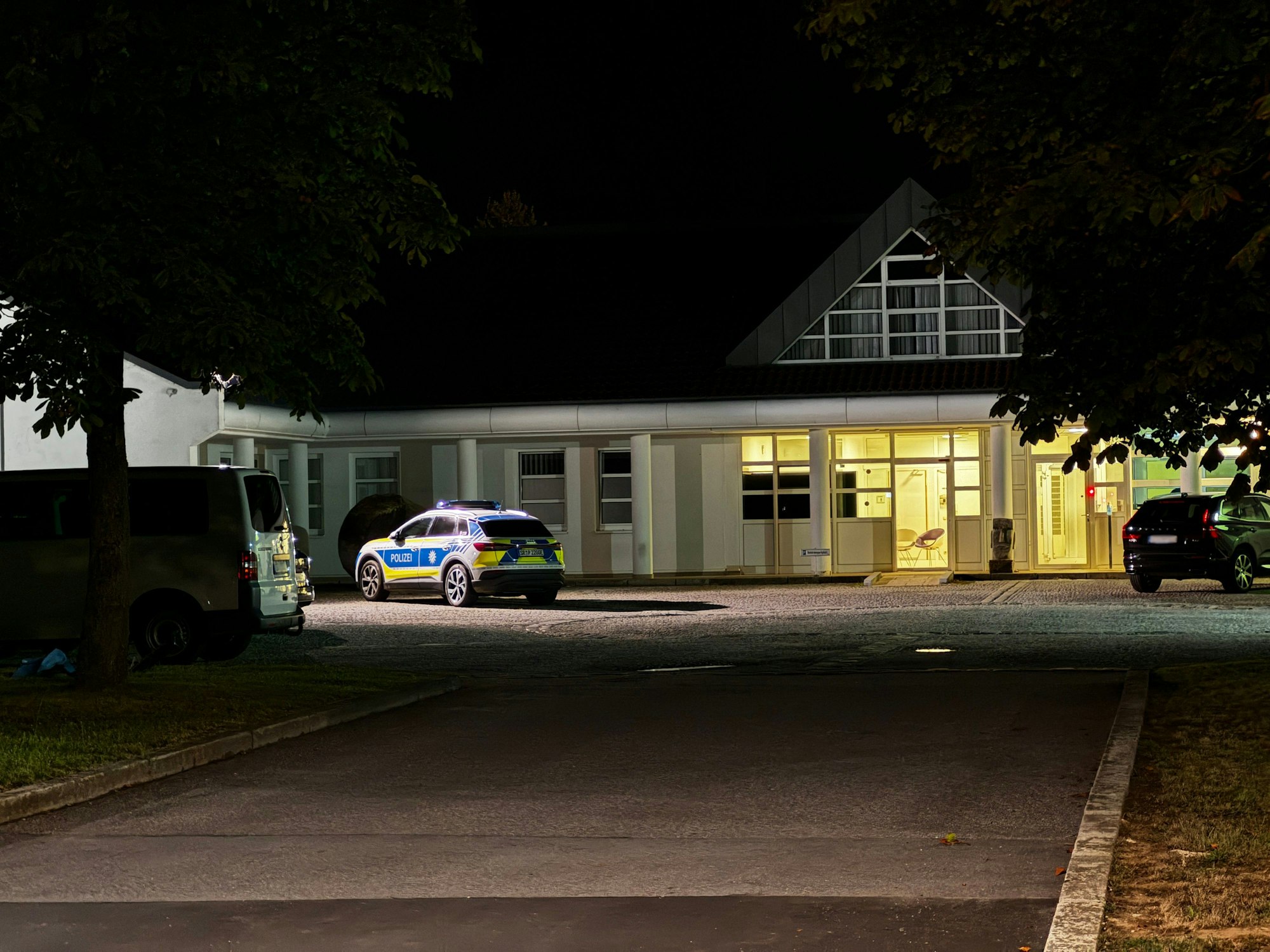 Ein Fahrzeug der Polizei steht vor dem Bezirkskrankenhaus Straubing. Vier Straftäter sind am Abend im niederbayerischen Straubing aus einer geschlossenen Klinik entflohen. Derzeit laufen umfangreiche Fahndungsmaßnahmen, wie die Polizei mitteilte.