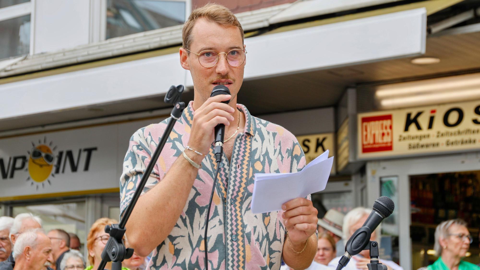Christian Süper spricht am Denkmal.