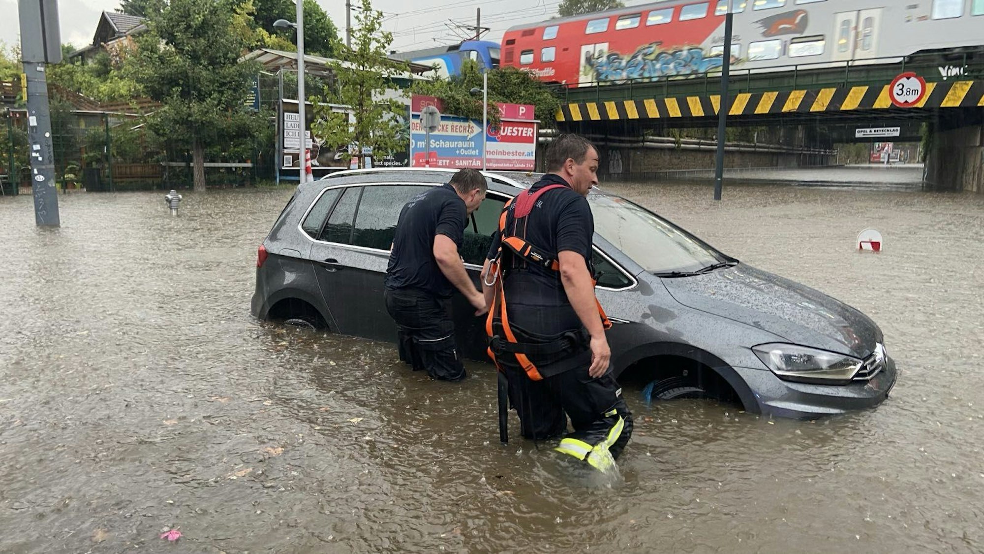 Dieses von der Berufsfeuerwehr der Stadt Wien zur Verfügung gestellte Bild zeigt Überschwemmungen nach einem heftigen Unwetter.