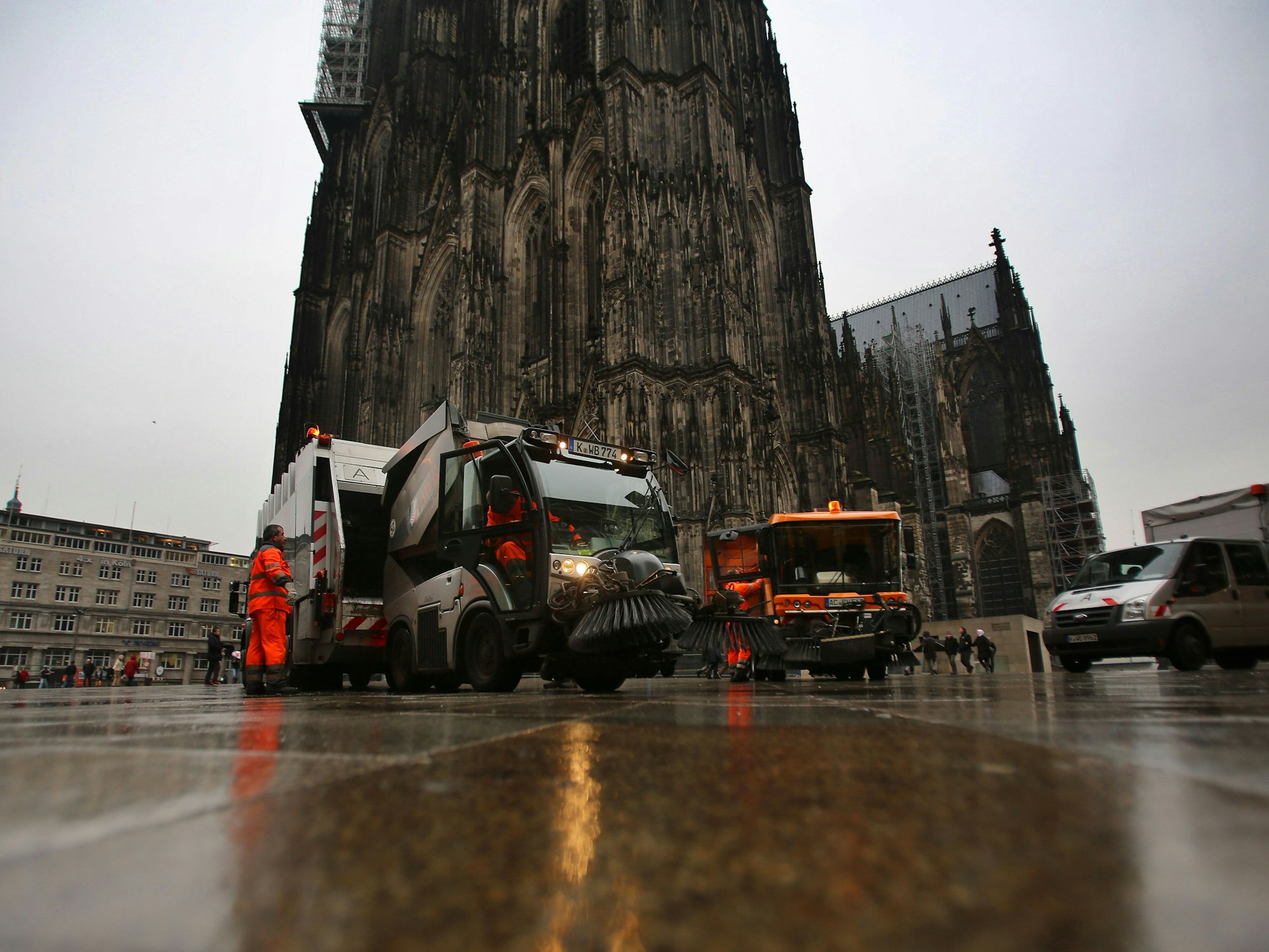 AWB-Fahrzeuge vor dem Kölner Dom.
