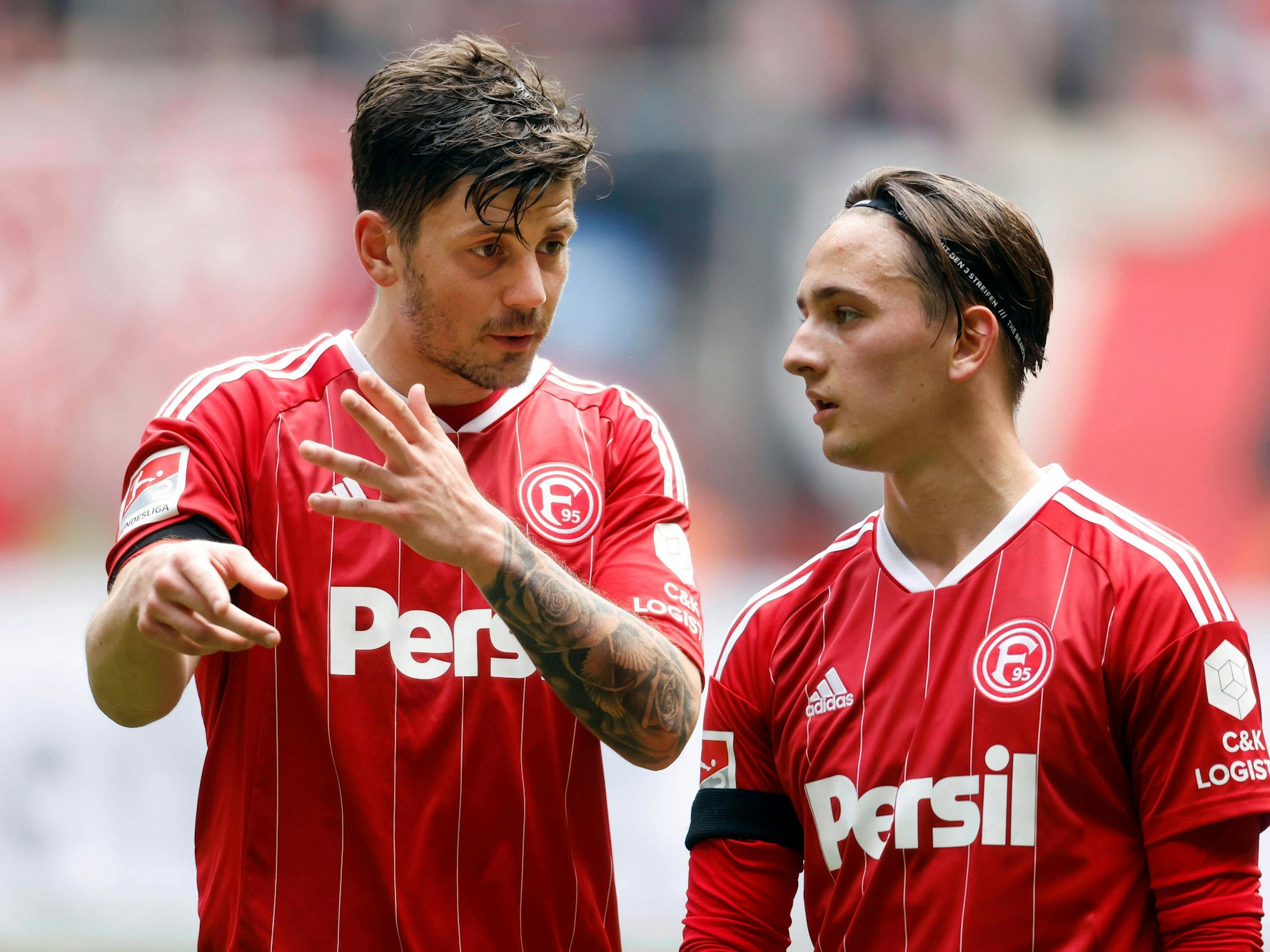 Dawid Kownacki und Michal Karbownik im Trikot von Fortuna Düsseldorf.