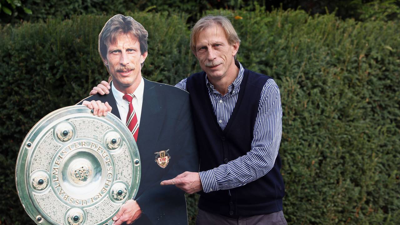 Christoph Daum posiert mit einem Pappaufsteller, der ihn mit der Meisterschale zeigt.