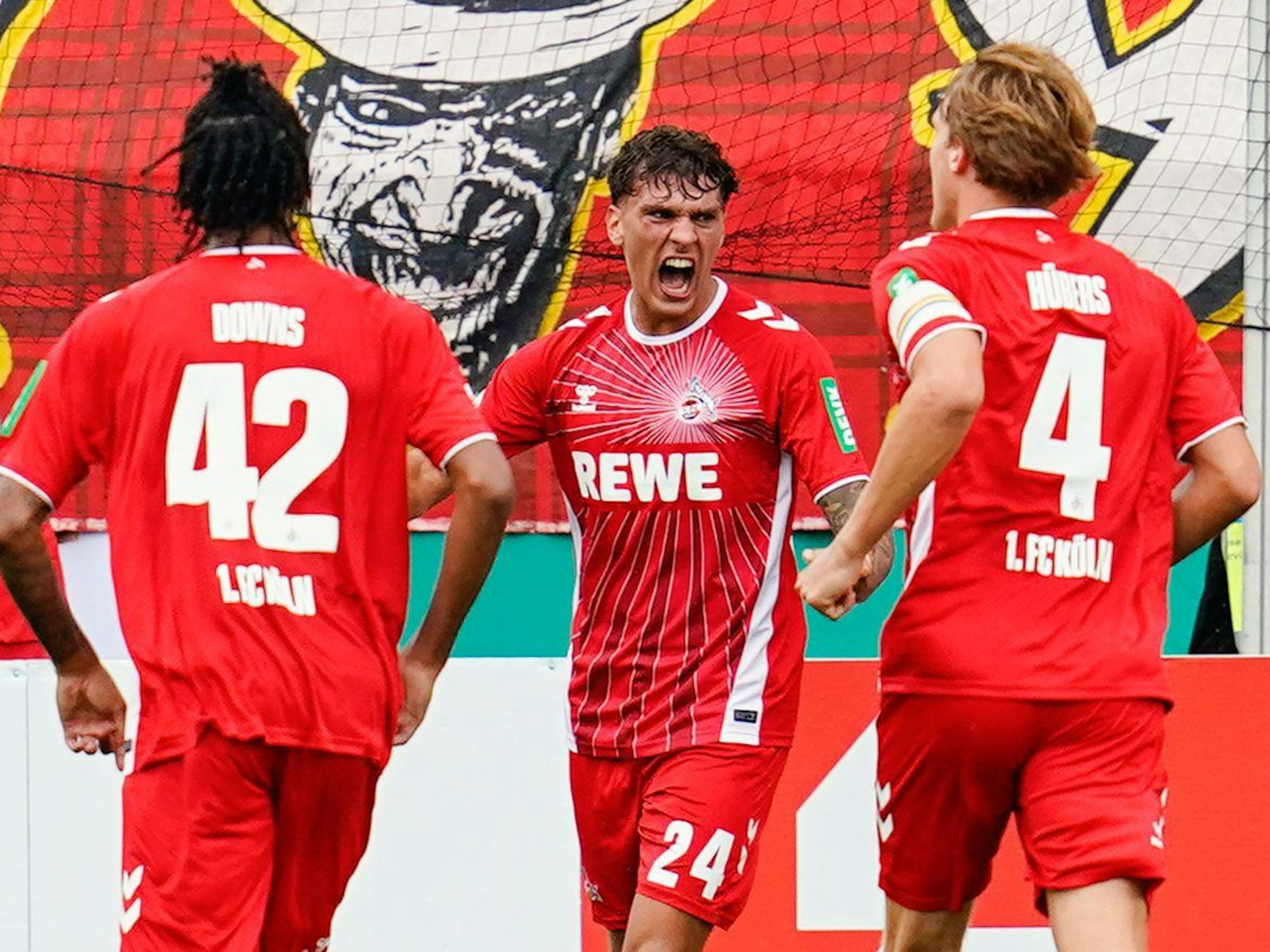 Julian Pauli jubelt über sein erstes Profi-Tor.