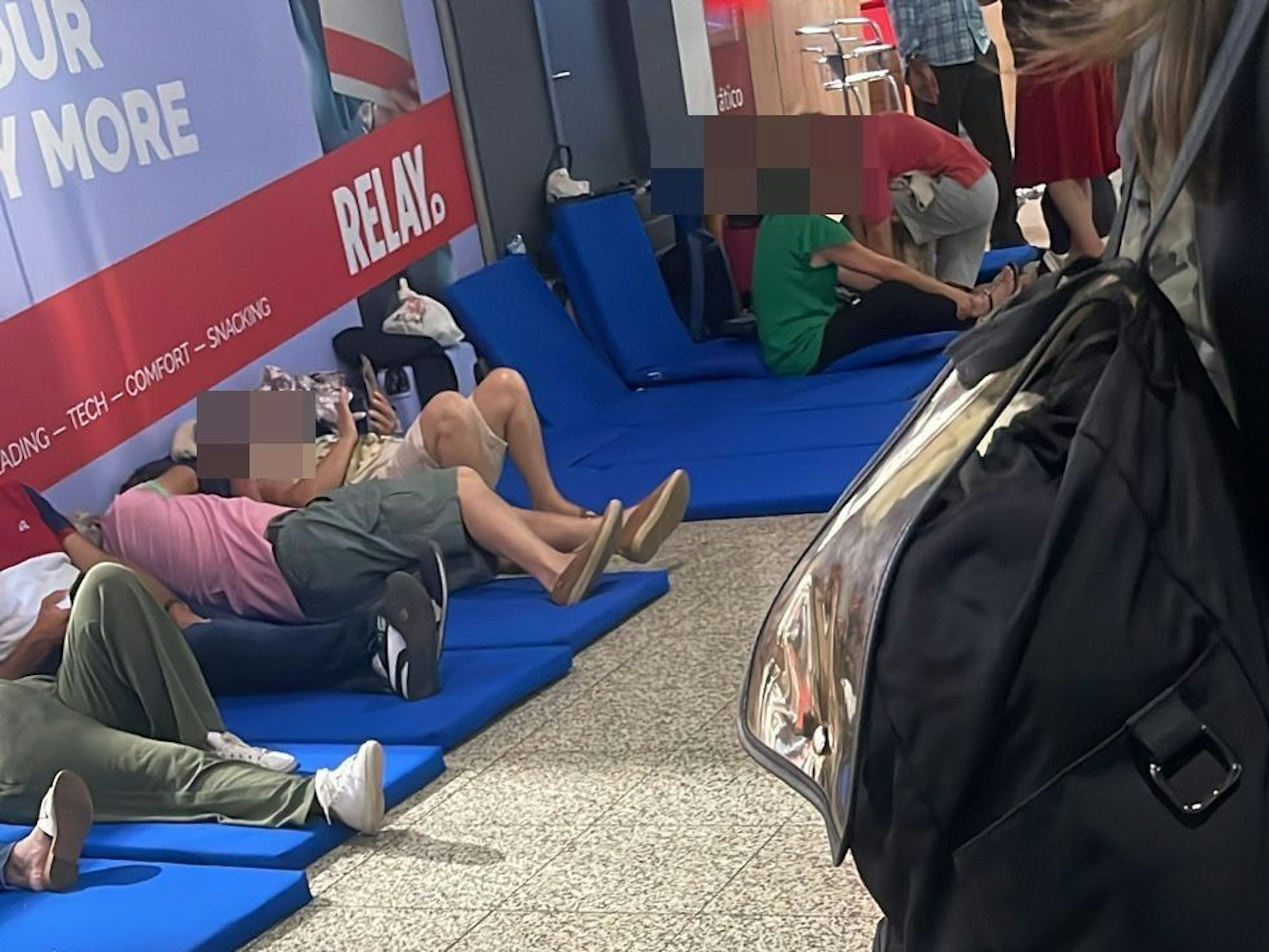 Fotos von gestrandeten Reisenden am 18. August 2024 am Flughafen in Madeira.