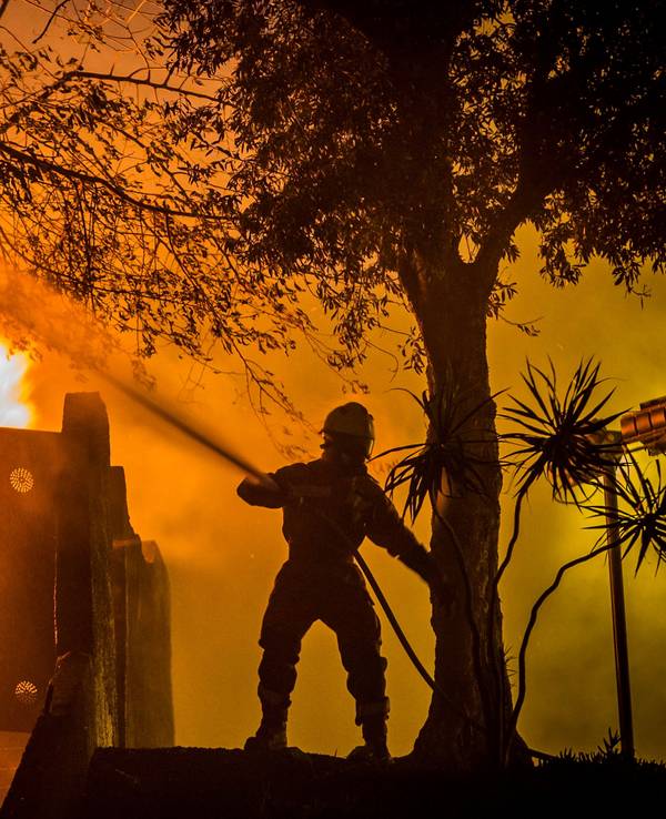 Ein Feuerwehrmann löscht einen Brand in der Stadt Funchal auf der Insel Madeira.
