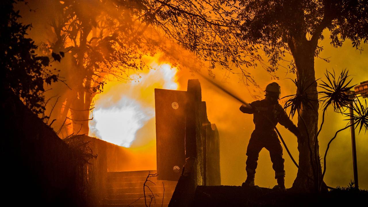 Ein Feuerwehrmann löscht einen Brand in der Stadt Funchal auf der Insel Madeira.