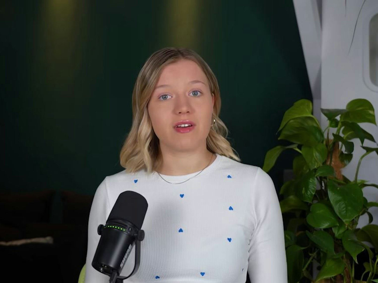 Rechte Influencerinnen, etwa die hier gezeigte YouTuberin, besser bekannt unter dem Nutzernamen „eingollan”, erscheinen auf den ersten Blick oft harmlos. Eine investigative Recherche hat nun jedoch Erschreckendes aufgedeckt, unter anderem Verbindungen zu rechtsextremen Gewalttätern.