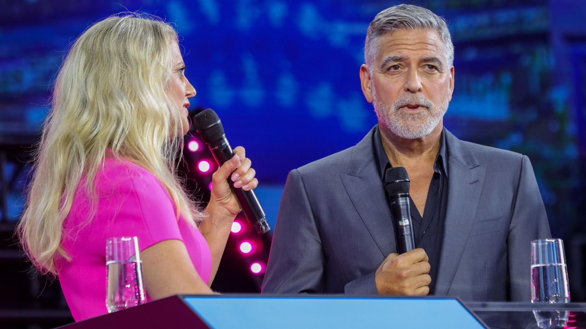 Barbara Schöneberger und George Clooney beim Talk.