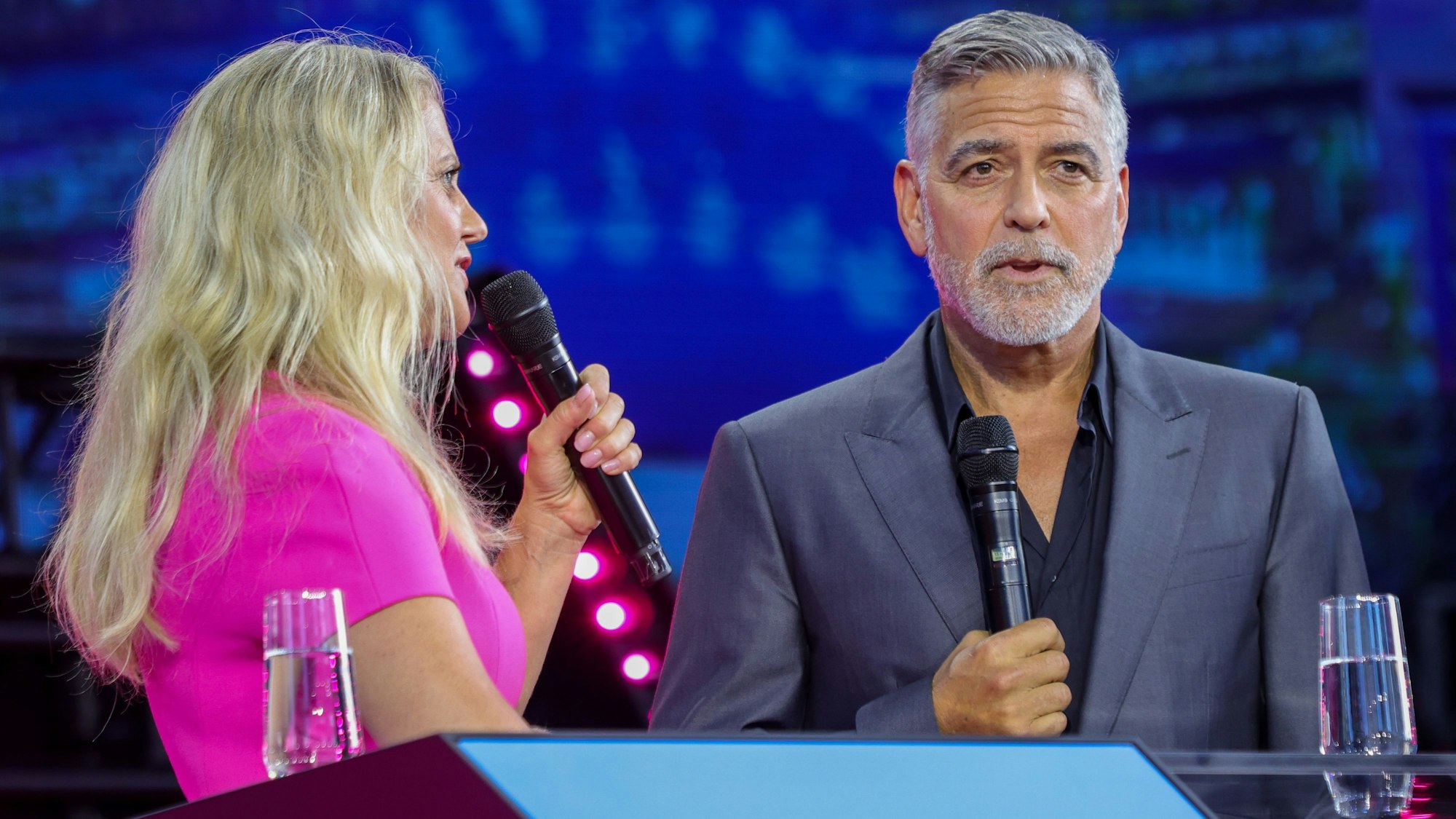 Barbara Schöneberger und George Clooney beim Talk.