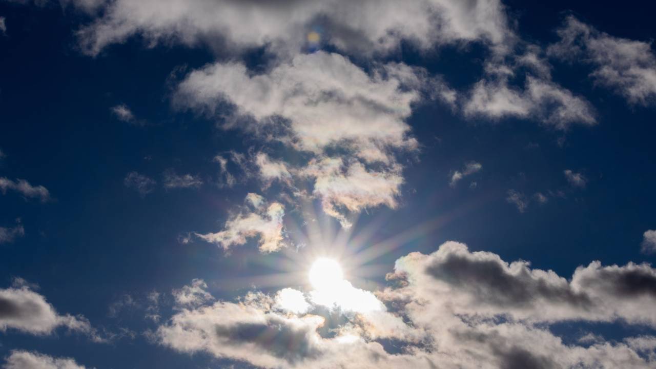 Der Klimawandel bringt mehr Wetterextreme auch nach Nordrhein-Westfalen. Das Foto zeigt sie Sonne im Januar über Köln.
