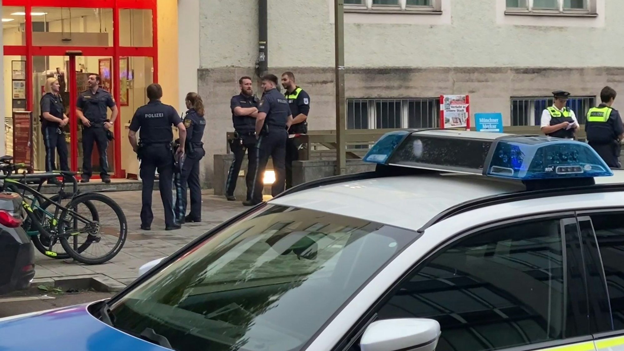 In einem Supermarkt in München ist am Abend eine Frau von der Polizei erschossen worden, nachdem sie die Einsatzkräfte mit dem Messer attackiert haben soll.