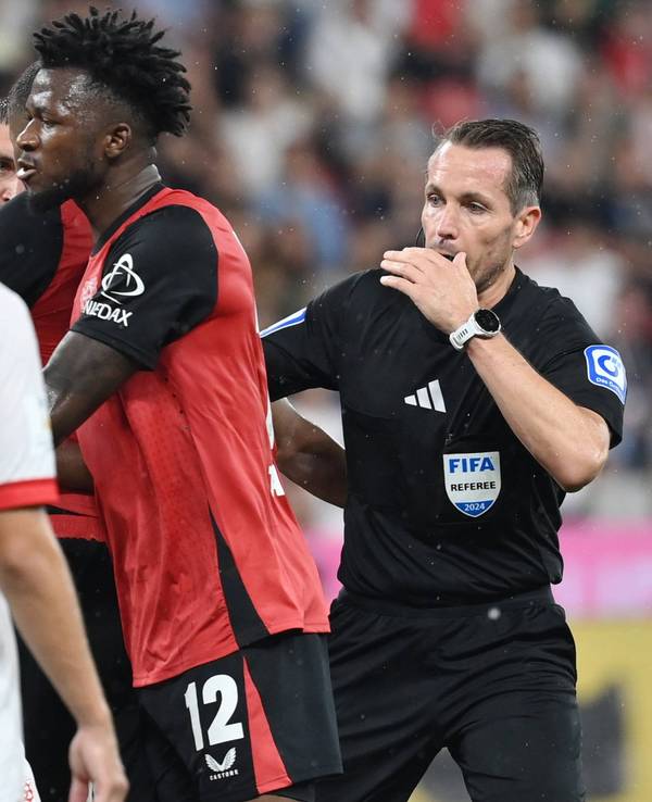 Rudelbildung beim Supercup zwischen Bayer Leverkusen und dem VfB Stuttgart.