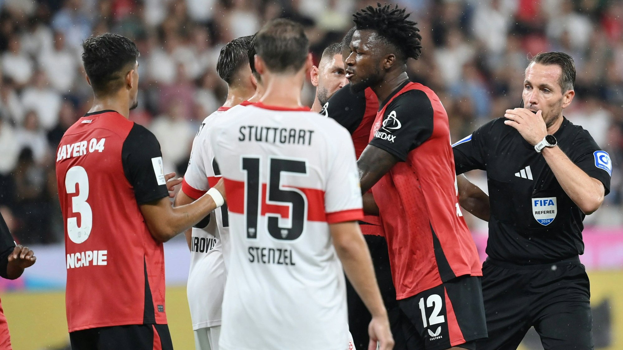 Rudelbildung beim Supercup zwischen Bayer Leverkusen und dem VfB Stuttgart.