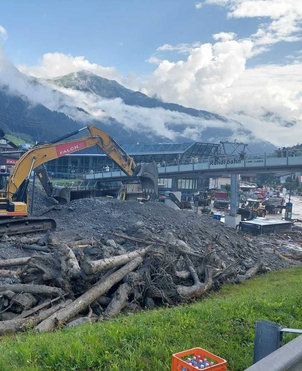 Nach dem Unwetter mit Starkregen in Teilen der Tiroler Bezirke Landeck und Innsbruck-Land am Freitagabend laufen am Samstagvormittag, 17. August 2024 die Aufräumarbeiten vor allem im hauptbetroffenen St. Anton am Arlberg auf Hochtouren.