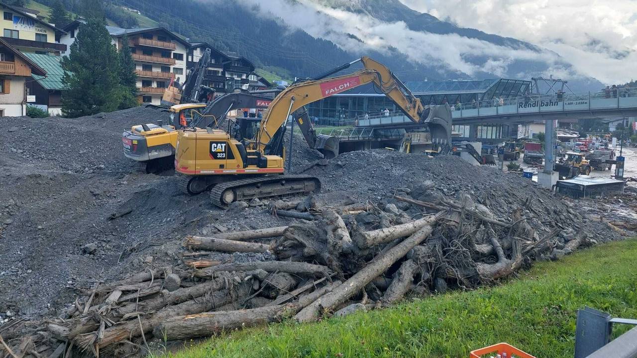 Nach dem Unwetter mit Starkregen in Teilen der Tiroler Bezirke Landeck und Innsbruck-Land am Freitagabend laufen am Samstagvormittag, 17. August 2024 die Aufräumarbeiten vor allem im hauptbetroffenen St. Anton am Arlberg auf Hochtouren.