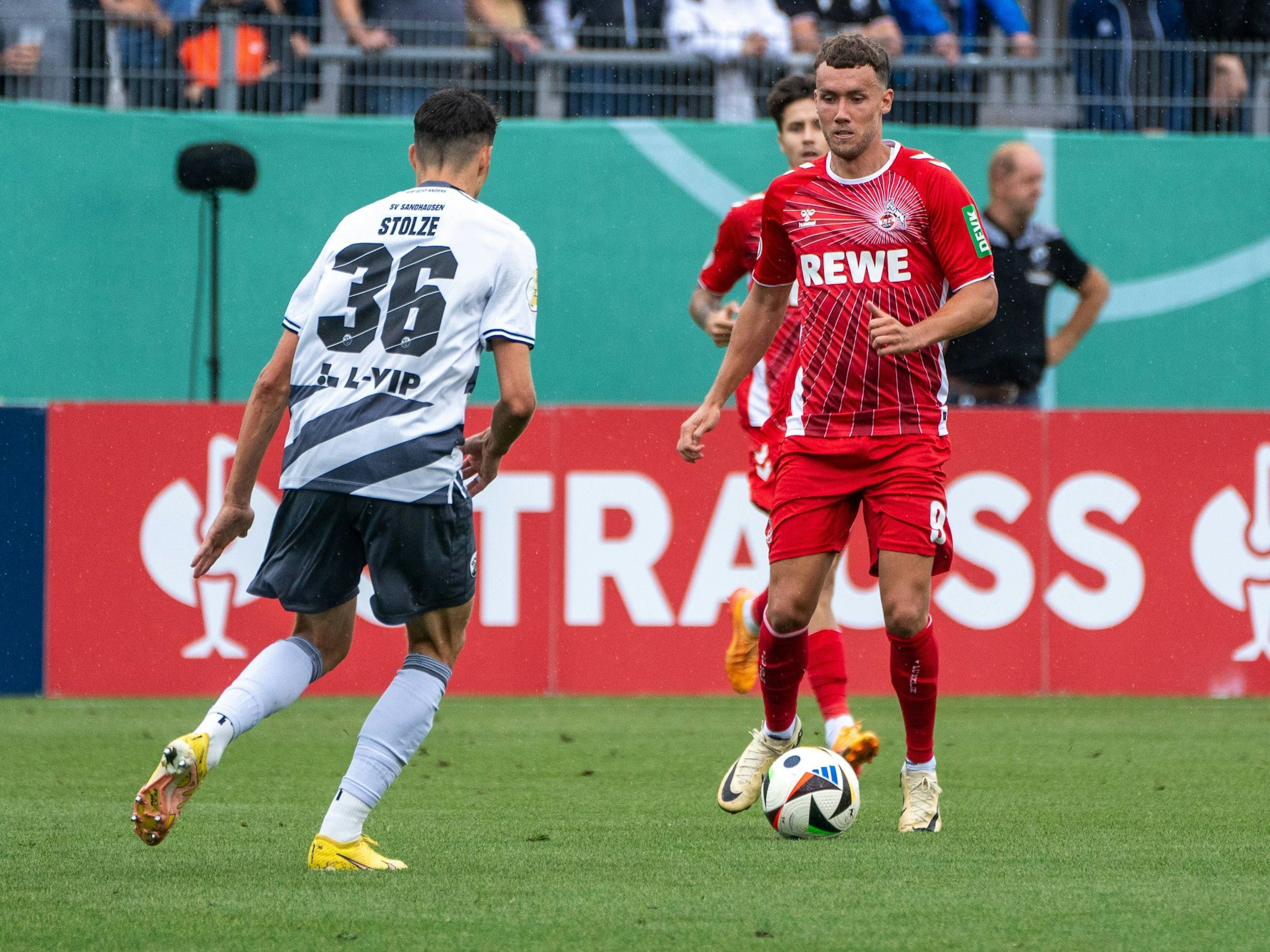 Luca Waldschmidt im Zweikampf mit Sebastian Stolze.