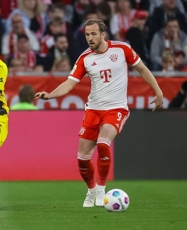 Harry Kane und Mats Hummels im Zweikampf während der Bundesligapartie zwischen Bayern München und Borussia Dortmund am 30. März 2024.