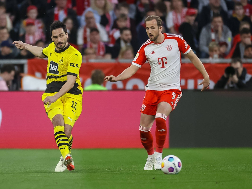 Harry Kane und Mats Hummels im Zweikampf während der Bundesligapartie zwischen Bayern München und Borussia Dortmund am 30. März 2024.