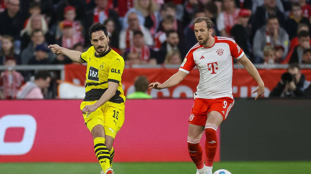 Harry Kane und Mats Hummels im Zweikampf während der Bundesligapartie zwischen Bayern München und Borussia Dortmund am 30. März 2024.