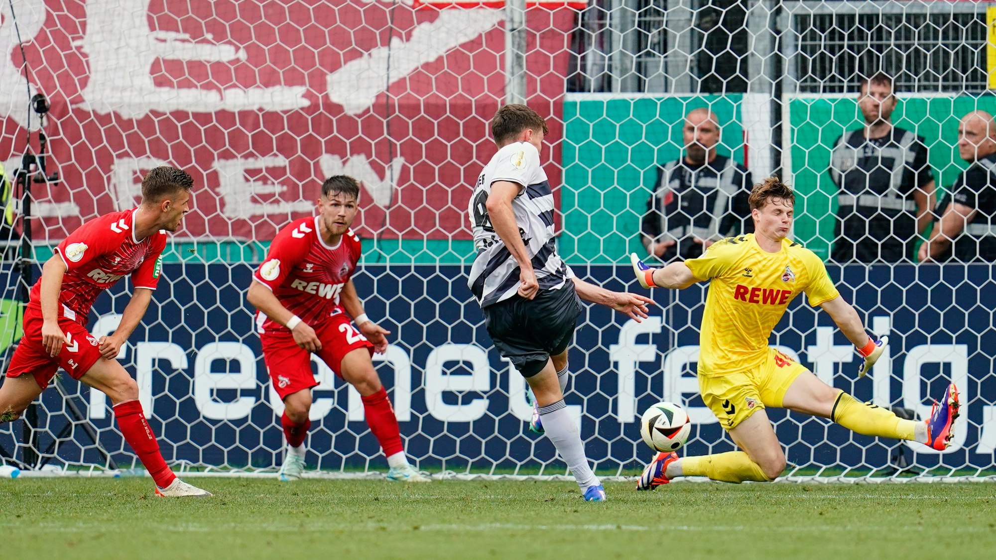 SV Sandhausen gegen 1. FC Köln: Richard Meier (2.v.r.) schießt an Kölns Torwart Jonas Urbig vorbei das Tor zum 2:2.