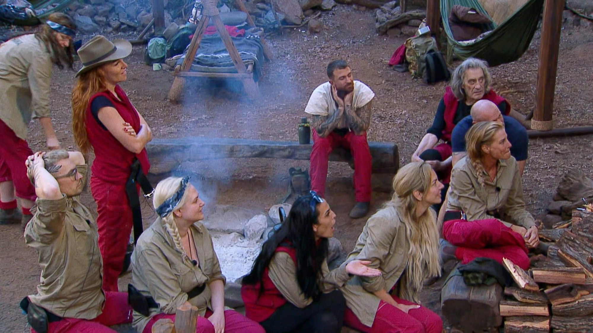 Das Foto zeigt die Sommer-Dschungelcamp-Teilnehmenden (v.l.n.r.) Hanka Rackwitz, Eric Stehfest, Georgina Fleur, Sarah Knappik, Elena Miras, Gigi Birofio, Danni (Daniela) Büchner, Winfried Glatzeder, Thorsten Legat und Giulia Siegel.