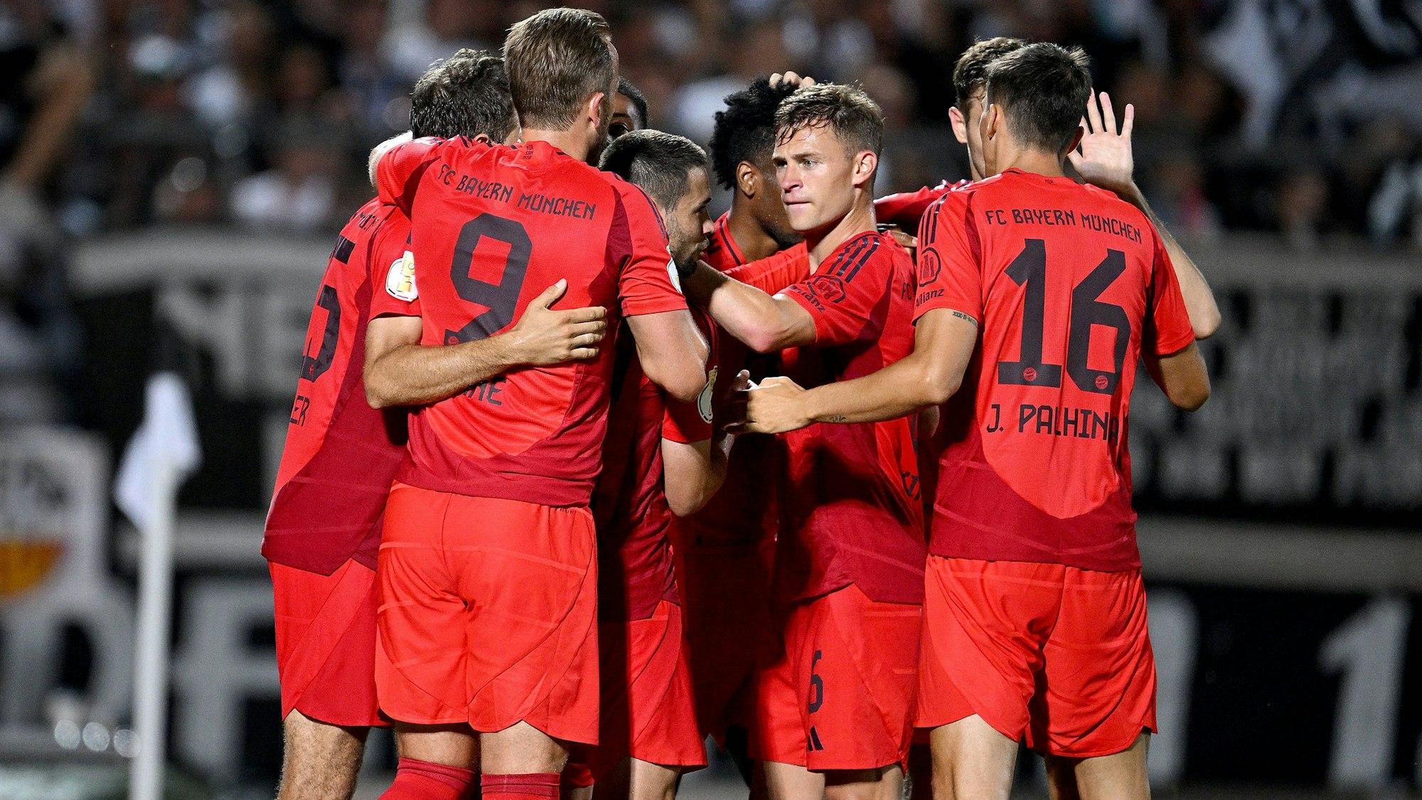 Joshua Kimmich jubelt mit den Spielern des FC Bayern über ein Tor im DFB-Pokal.