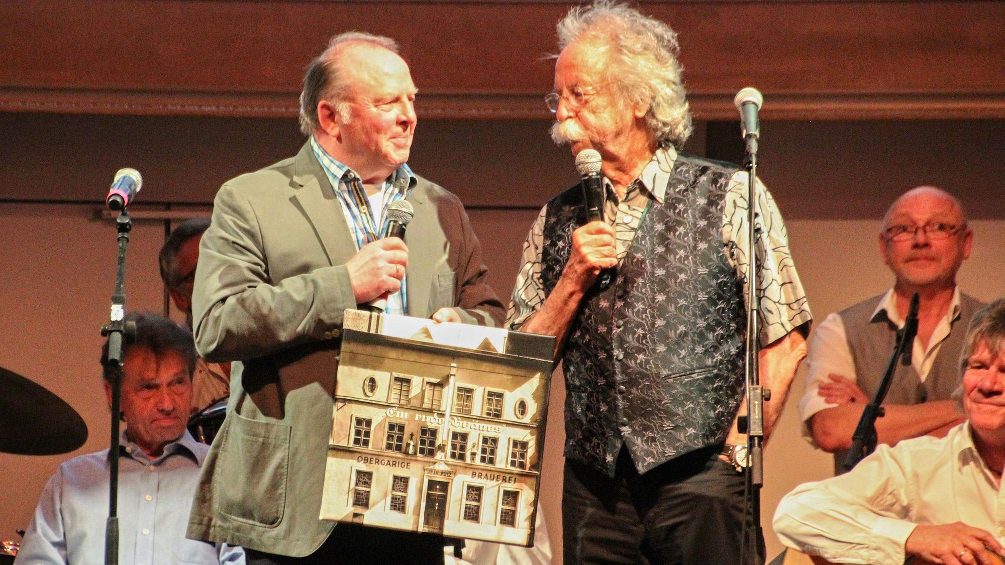 Reinold Louis mit Jean Pütz auf der Bühne.