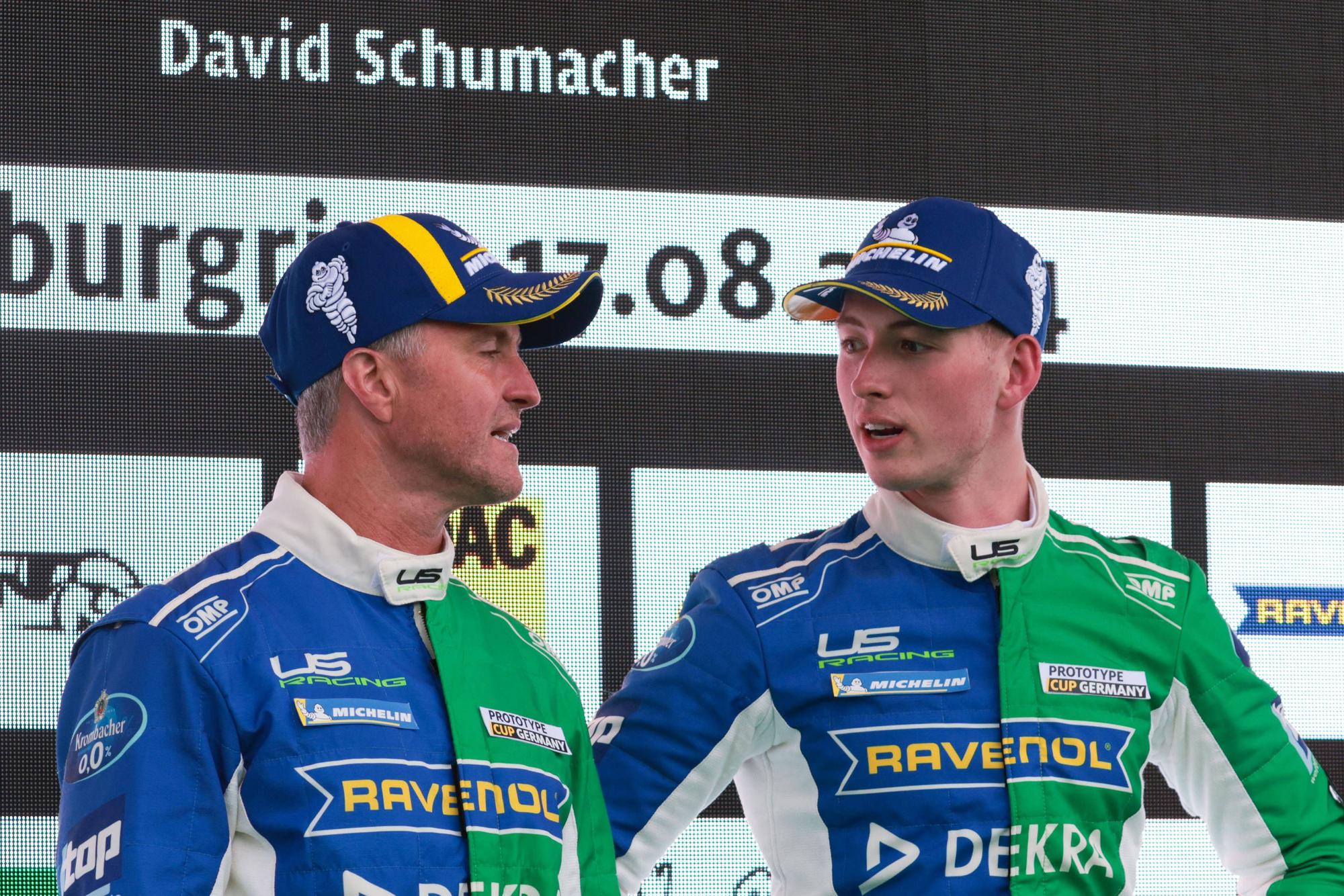 Ralf und David Schumacher nach dem gemeinsamen Renn-Auftritt auf dem Podium.